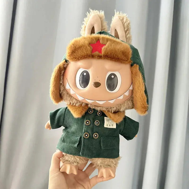 🧥 Labubu Outfit 17 cm – Army Green Coat & Red Star Hat | Adventure Look & Soft Plush Fabric