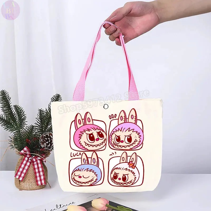 🎒 Sac en Toile Labubu – L’Accessoire qui Fait Sourire !