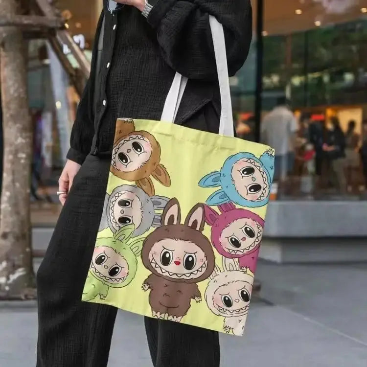 🧳 Sac en Toile Labubu – Motifs de Monstre, Grand Format, Grand Style !