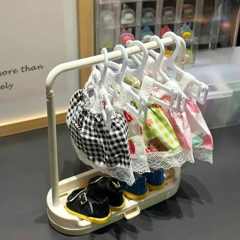 🧸 Labubu Mini Hangers – Lot de 10 Cintres avec Séchoir pour Poupées 17 cm
